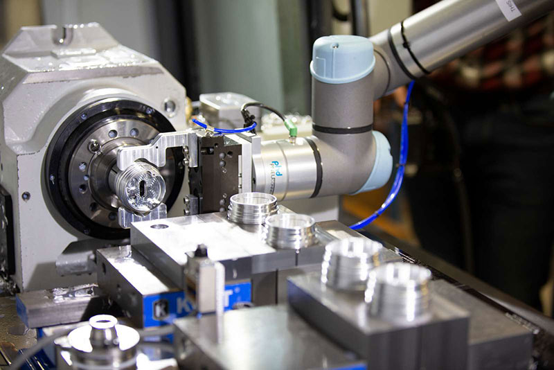 machining-cycle-tended-by-the-UR5e-collaborative-robot