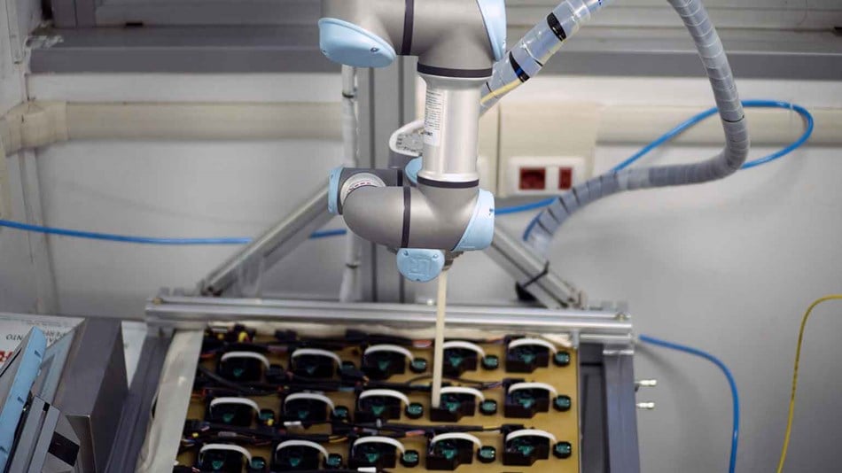 life_elettronica_the-leading_electronic_board_uses_collaborative_robots_ur3_italy
