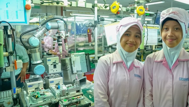 JVC Kenwood in Indonesia uses cobots