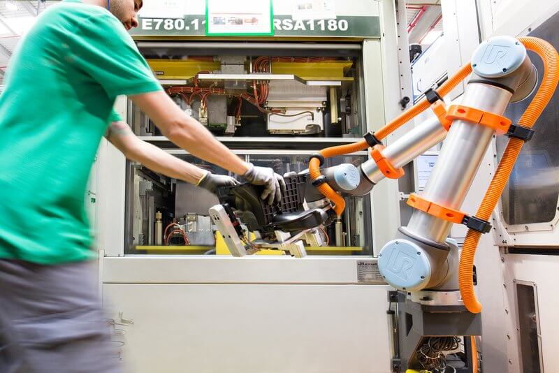 machine tending universal robot