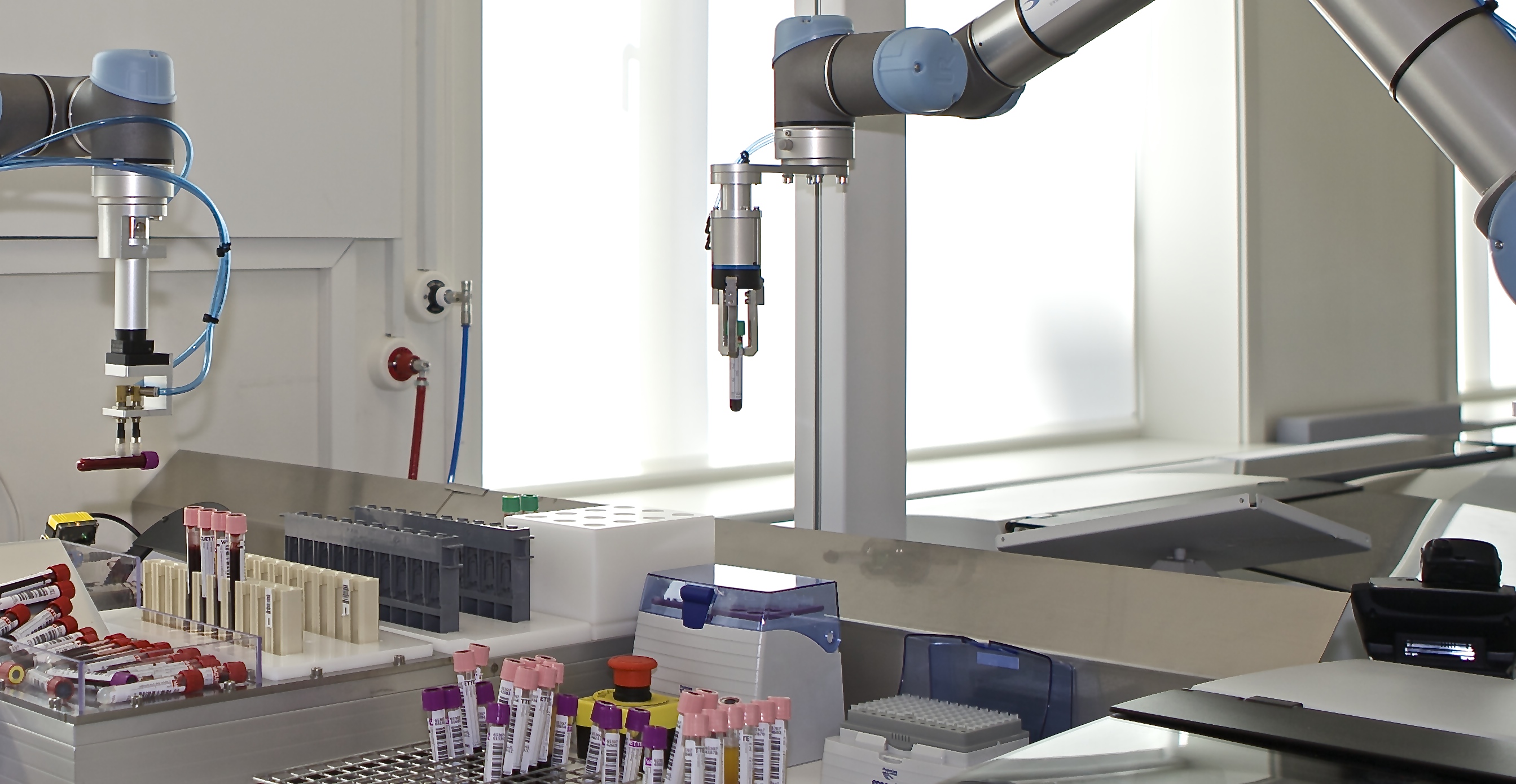 UR5_robot handling blood samples_1