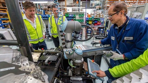 ease_of_use_with_collaborative_robots_ur5_assembly_pick_and_place_assa_abloy